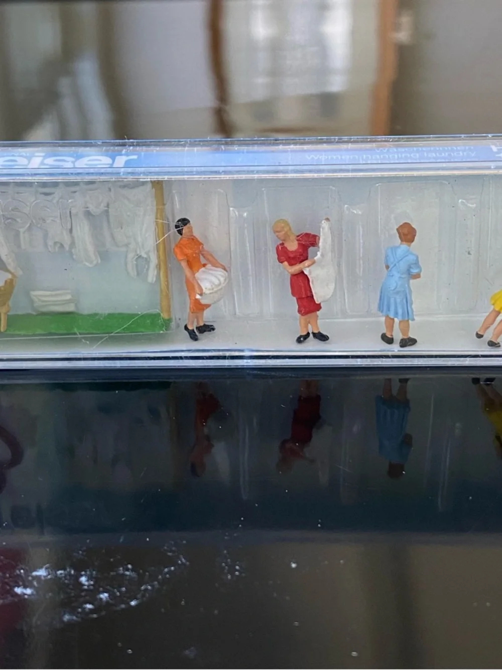 Model Railroad: Preiser - Women Hanging Laundry (4)- HO Scale - Picture 9 of 9